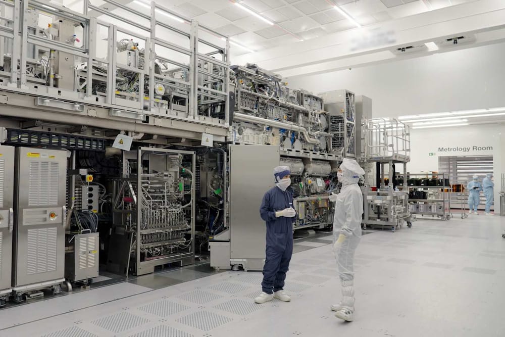 ASML alcanza máximo histórico: El gigante de los chips vuela impulsado por la IA y la resistencia neerlandesa imagen del post
