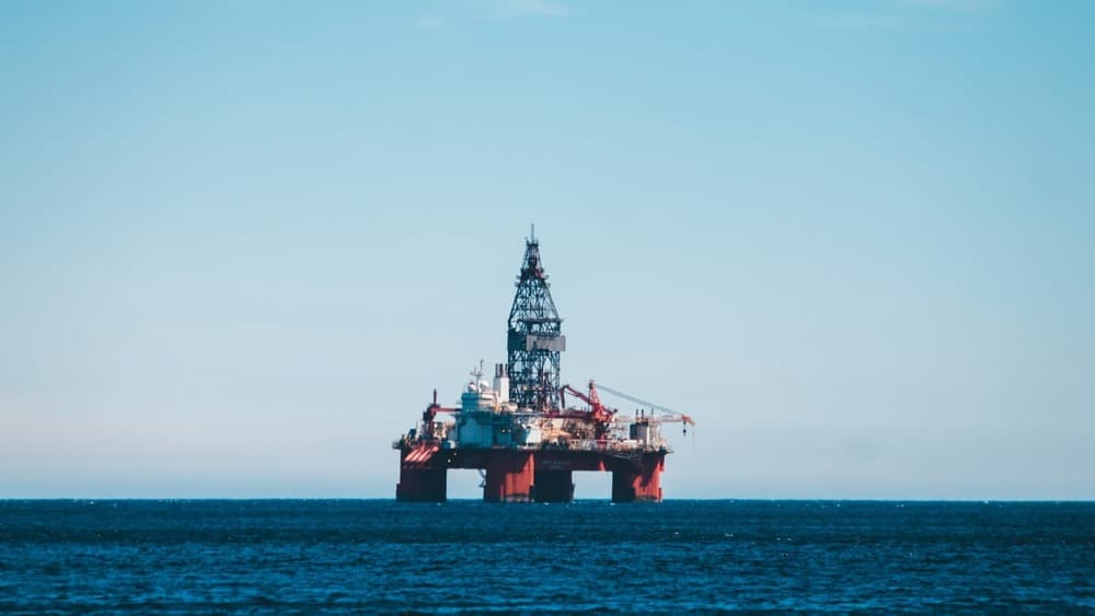 J.P. Morgan prevé crudo a 96 dólares ante crisis en Ormuz imagen del post