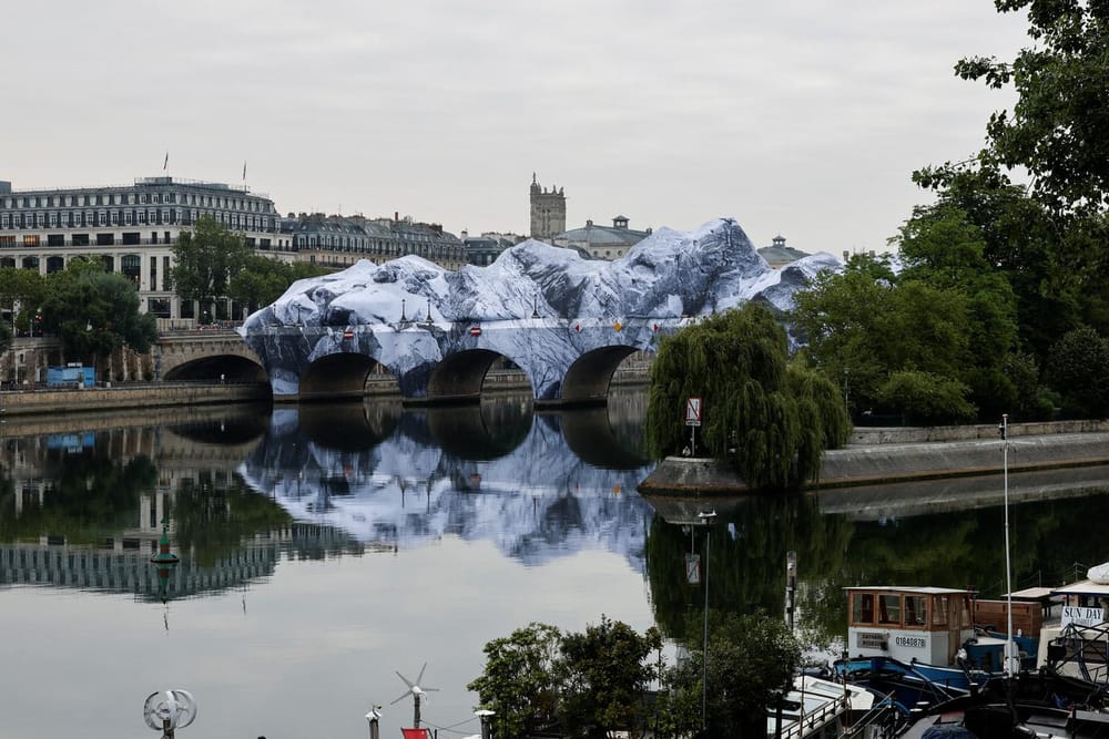 JR levanta una monumental cueva inflable sobre el histórico Pont Neuf de París imagen del post