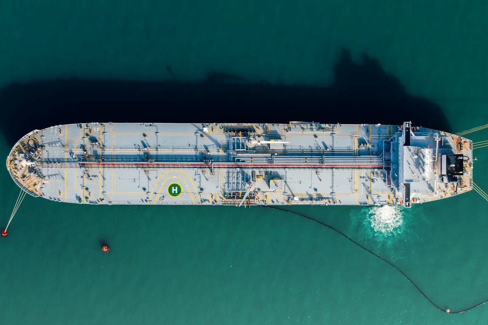 Más de 75 petroleros corren hacia Ormuz antes de la firma EE. UU.-Irán; la AIE prevé un exceso de crudo en 2027 imagen del post