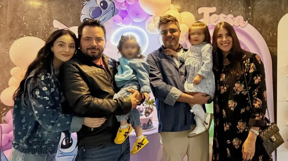 José Eduardo Derbez y Paola Dalay festejan los dos años de Tessa con fiesta de Stitch imagen del post