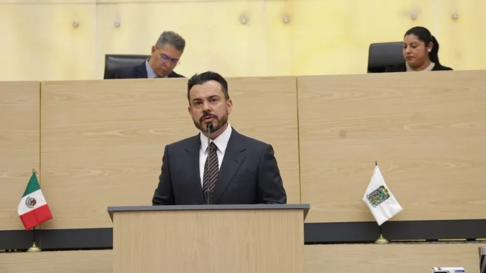 García Parra defiende el Cablebús ante el Congreso de Puebla: 32.55% del dinero y 2% de obra imagen del post