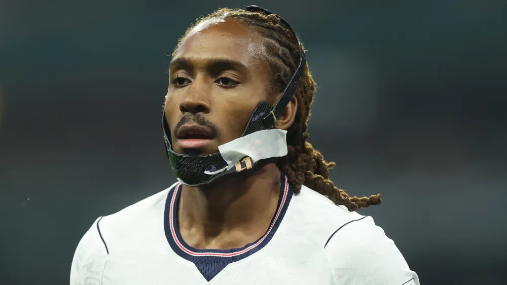 La roja de Quansah en el Azteca le abrió a Djed Spence la puerta a 35 millones imagen del post