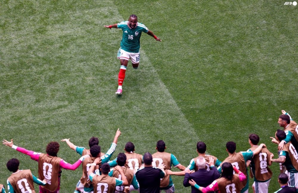 Julián Quiñones vuelve como héroe: ovación en pleno vuelo tras igualar el récord de México imagen del post
