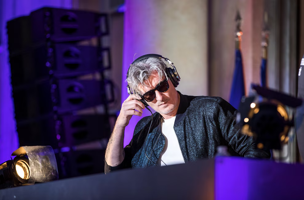 Muere Kavinsky a los 50 años: el DJ de "Nightcall" que despidió 2025 en Reforma imagen del post