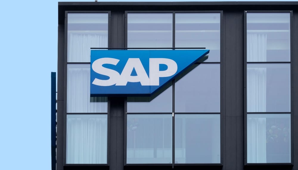 SAP apuesta a reinventar empleos con IA para evitar despidos, mientras frena contrataciones y viajes imagen del post