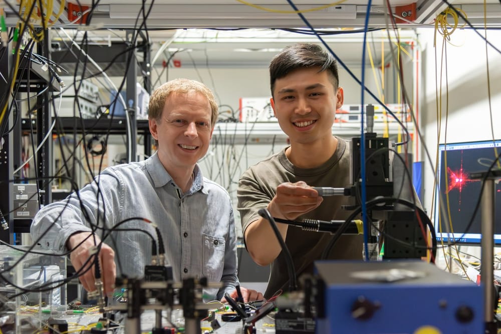 Un algoritmo diseñó piezas de chip fotónico 500 veces más pequeñas que sí se pueden fabricar imagen del post