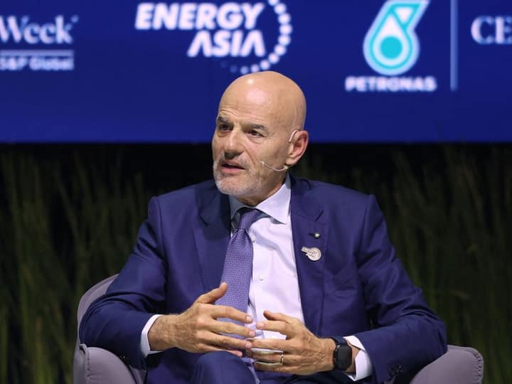 El CEO de Eni advierte que el petróleo podría superar los 100 dólares por el conflicto en Ormuz imagen del post