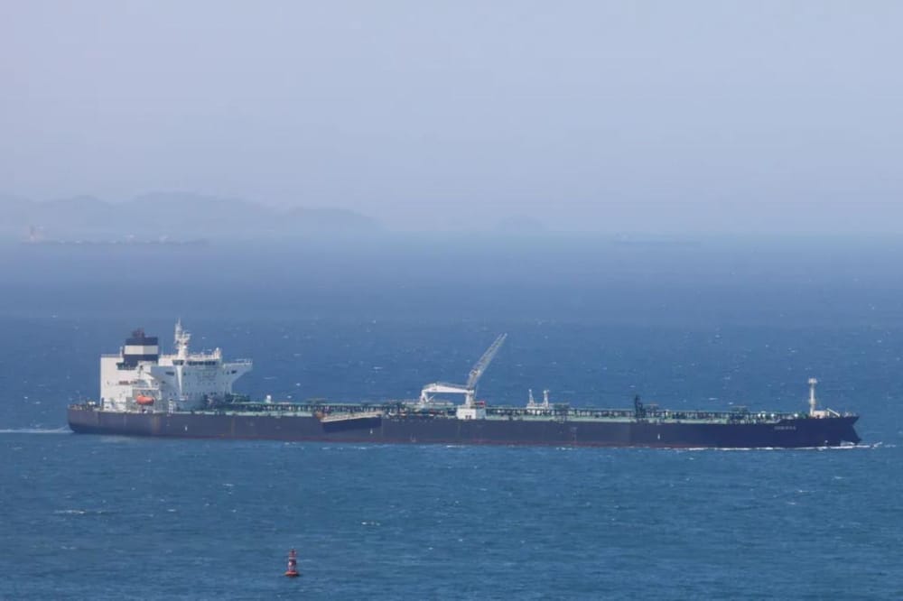 El flujo de petróleo en el Estrecho de Ormuz supera los 10 millones de barriles diarios tras la tregua imagen del post