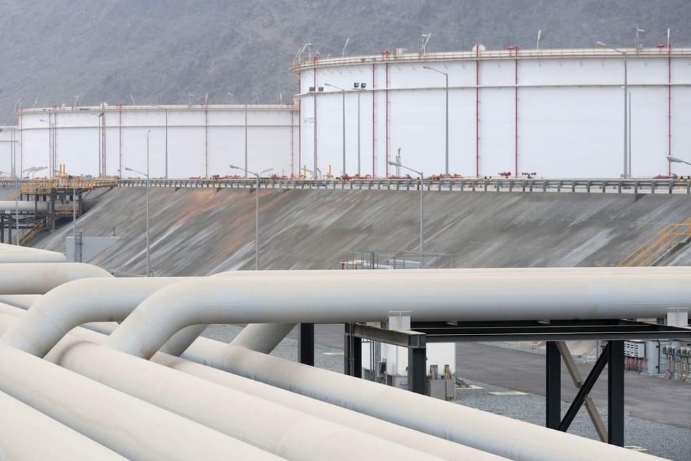 El Golfo esquiva a Ormuz: los nuevos oleoductos desviarán el 60% del petróleo para 2027, según Goldman Sachs imagen del post