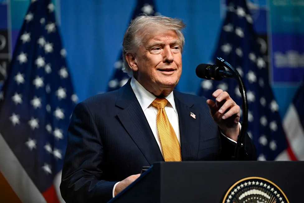 El peso mexicano retrocede tras la orden de Trump de reactivar el bloqueo naval a Irán imagen del post