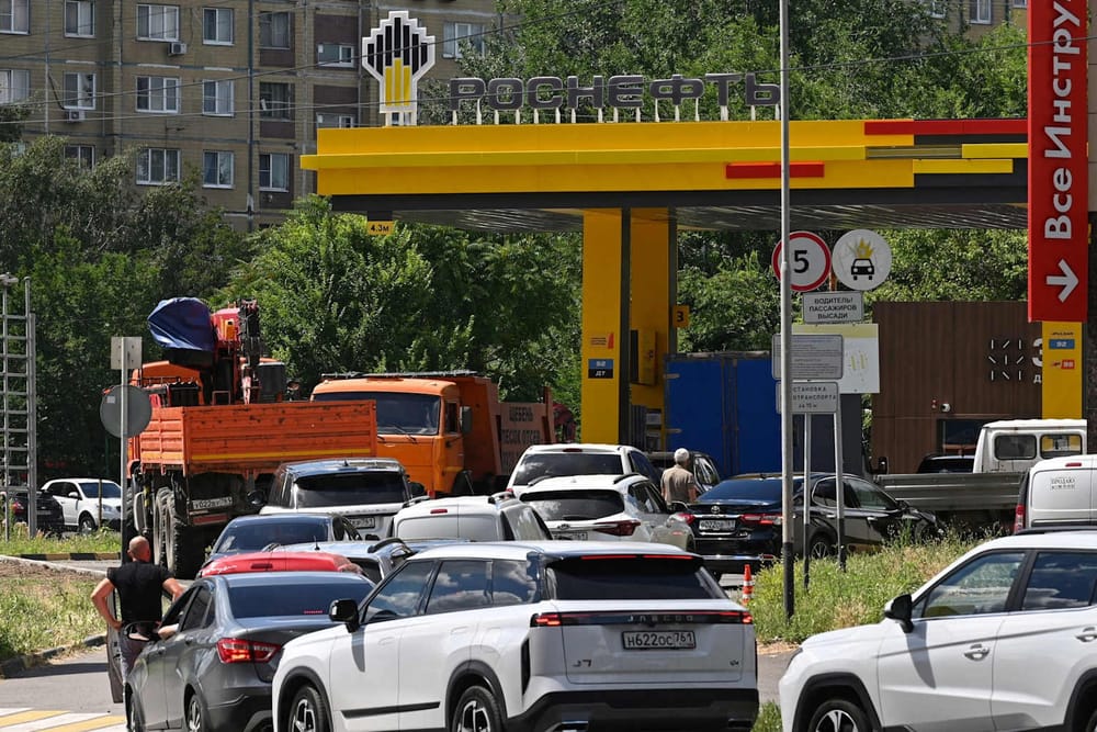 La crisis de combustible en Rusia se agrava: la producción de gasolina se desploma al 65% de la demanda imagen del post