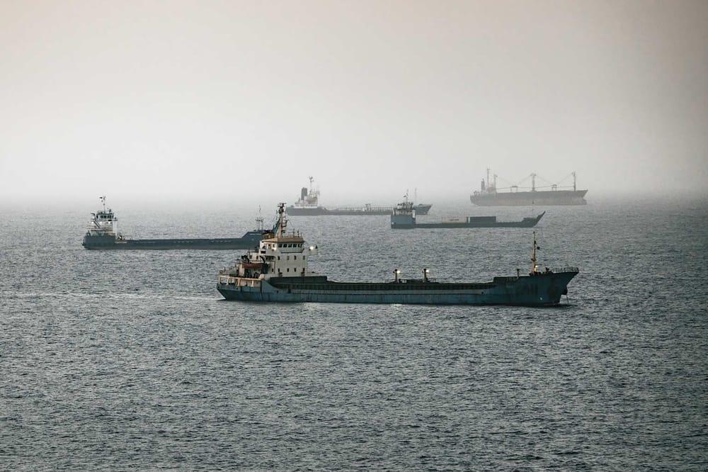 Petroleros iraníes desafían el bloqueo en Ormuz para esquivar las sanciones de Estados Unidos imagen del post