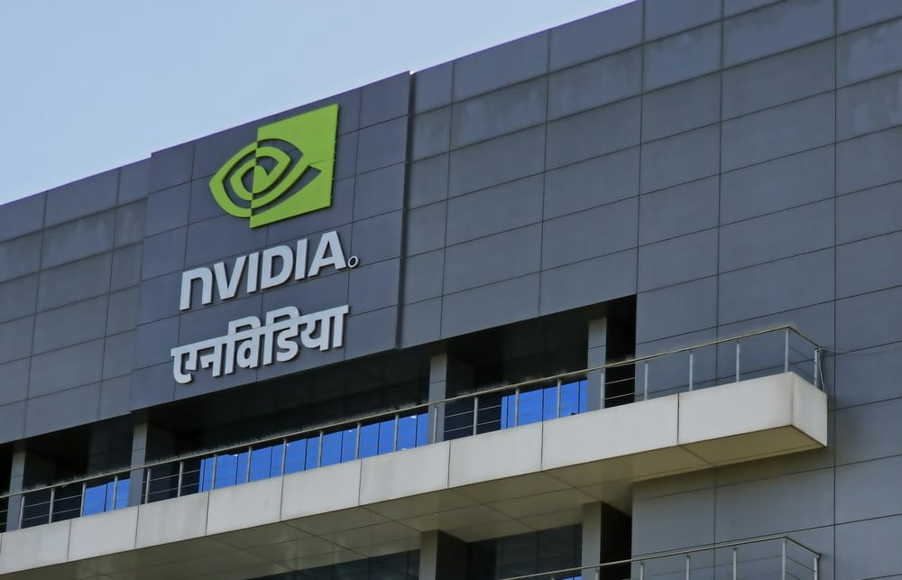 Nvidia recorta más de la mitad de sus clientes de chips de IA en Asia por el desvío a China imagen del post