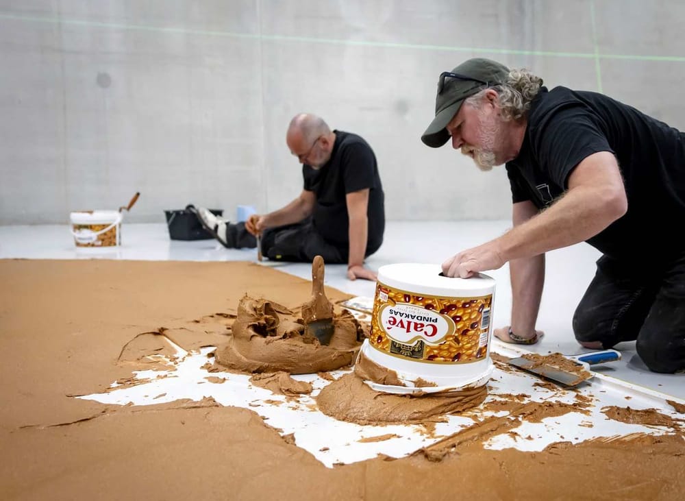 Un museo de Países Bajos cubre su suelo con mantequilla de maní en homenaje al artista Wim T. Schippers imagen del post