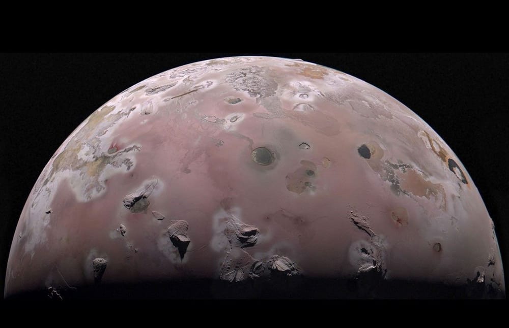 Juno mide por primera vez el subsuelo de Ío: más de 20 °C en pocos metros imagen del post