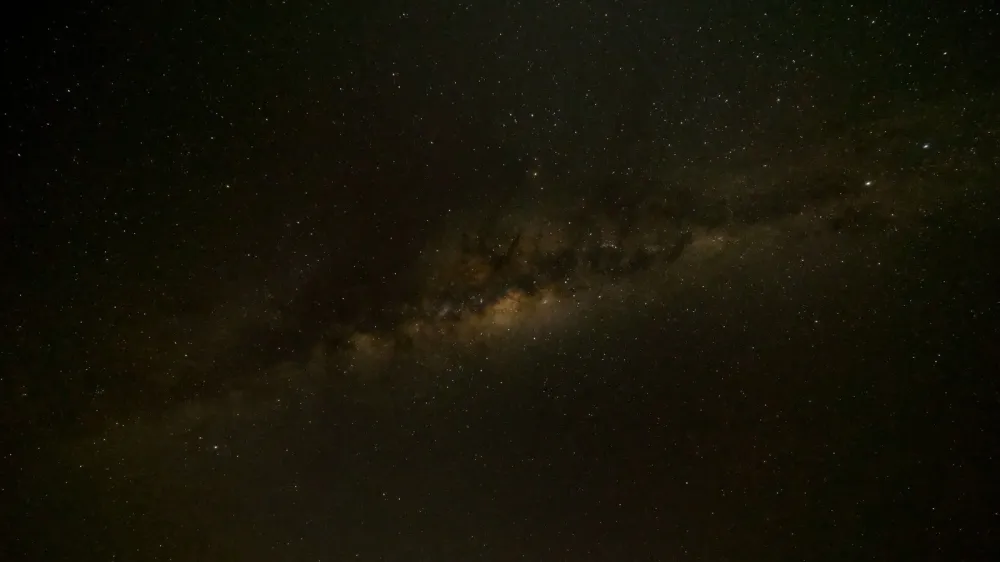 Las estrellas oscuras explicarían el zumbido del cosmos, y el estudio ya fija cuántas no pudo haber imagen del post