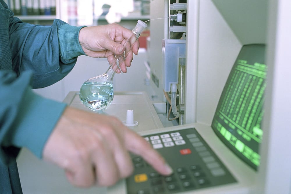 Claude igualó al laboratorio en pureza con 96.4% contra 96.33%, pero no es la misma cuenta imagen del post