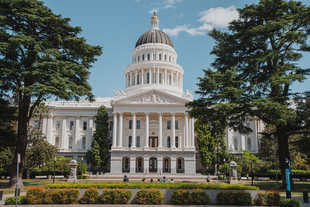 OpenAI le pide a California vigilar los modelos en entrenamiento, la etapa que su ley no cubre imagen del post