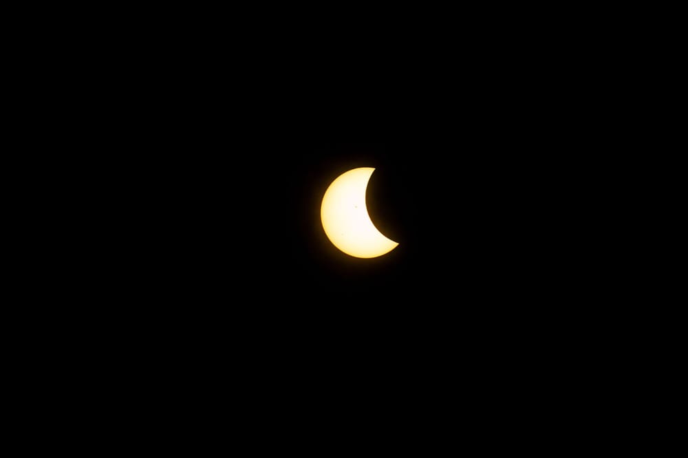 La ISS cruzó el Sol en la foto del eclipse y su tripulación apenas vio un 18% tapado imagen del post