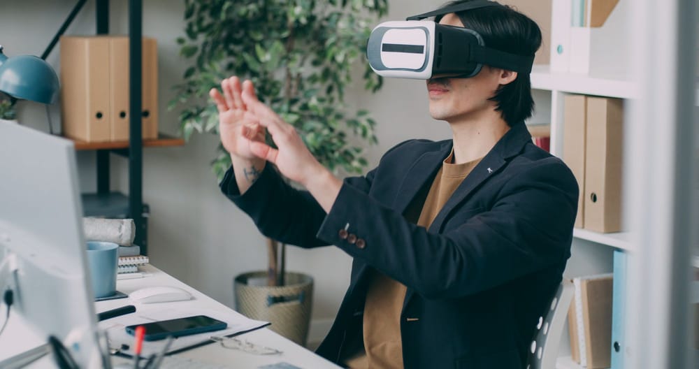 Apple recorta 200 empleos y casi cierra el gaming del Vision Pro: sus gafas no lo heredarán imagen del post