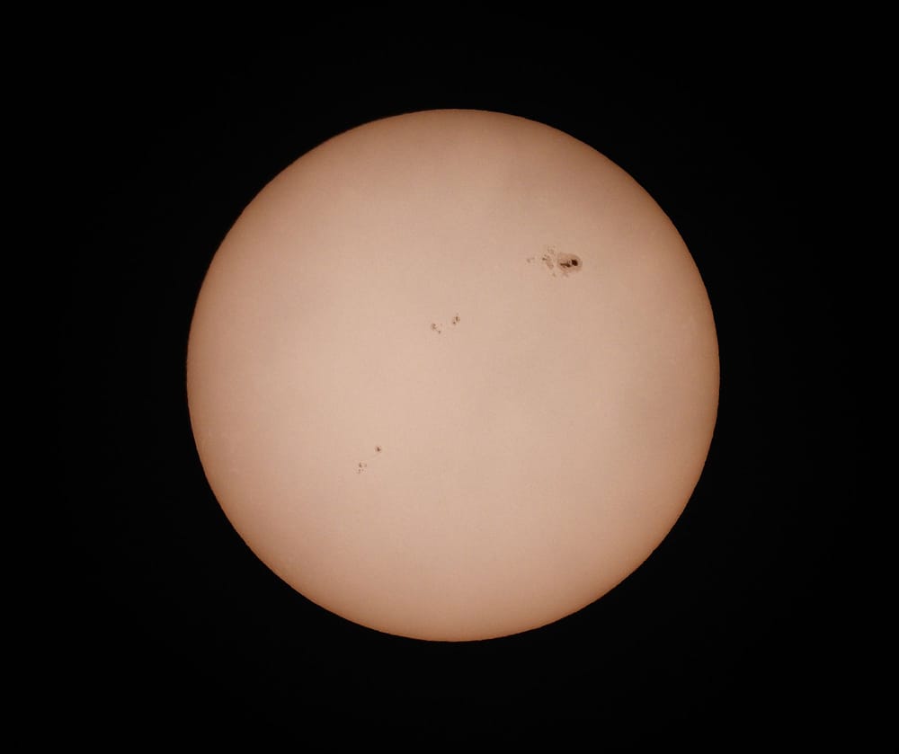 Una IA oye las manchas solares antes de que salgan, y el filtro que iba a ayudar la dejaba sorda imagen del post