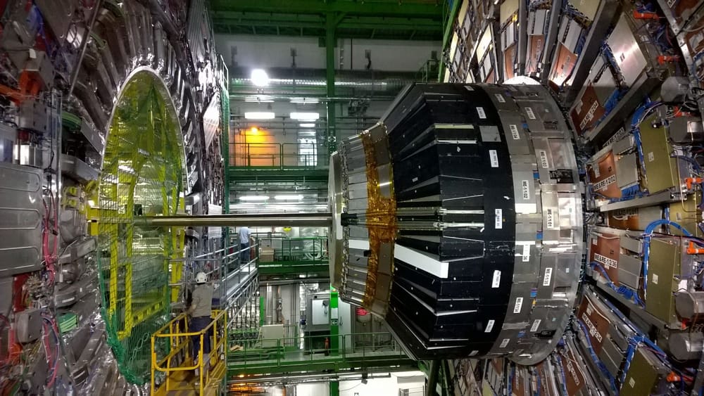 El LHC hizo "mini Big Bangs" y el neón dejó huella de pino de boliche imagen del post