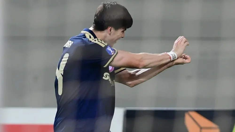 Armando González firma gol y asistencia en su primera titularidad con Olympiacos imagen del post