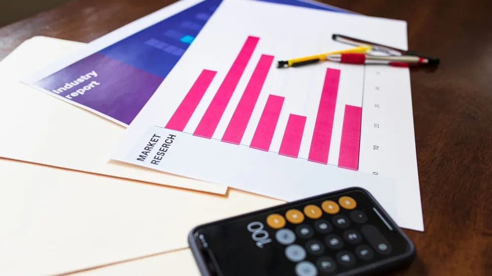 Dos economistas apuestan 140,000 dólares a que la IA no dispara el PIB: crecer 4-5% ya sería enorme imagen del post