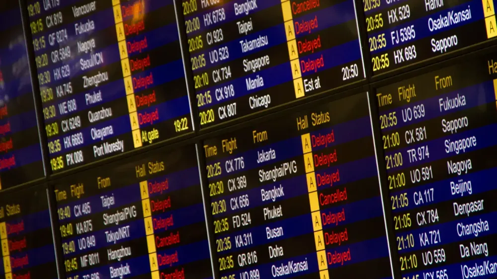 Close-up de la junta de información de vuelo digital que muestra las llegadas y salidas en un aeropuerto.