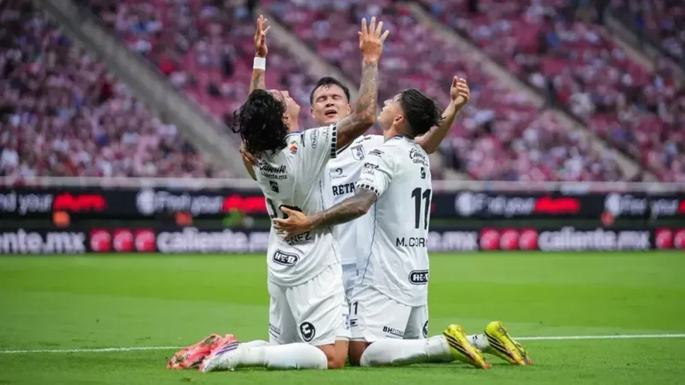 ¡El rompequinielas! Querétaro sorprende y vence 2-0 a Chivas en el Akron imagen del post