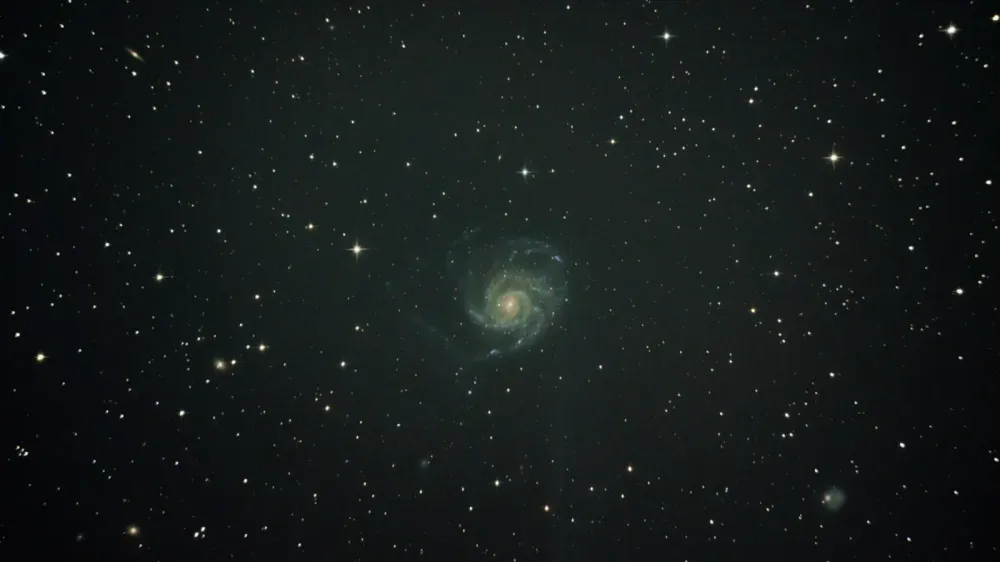 Hubble retrata NGC 4698, una galaxia cuyo centro gira en otro plano imagen del post