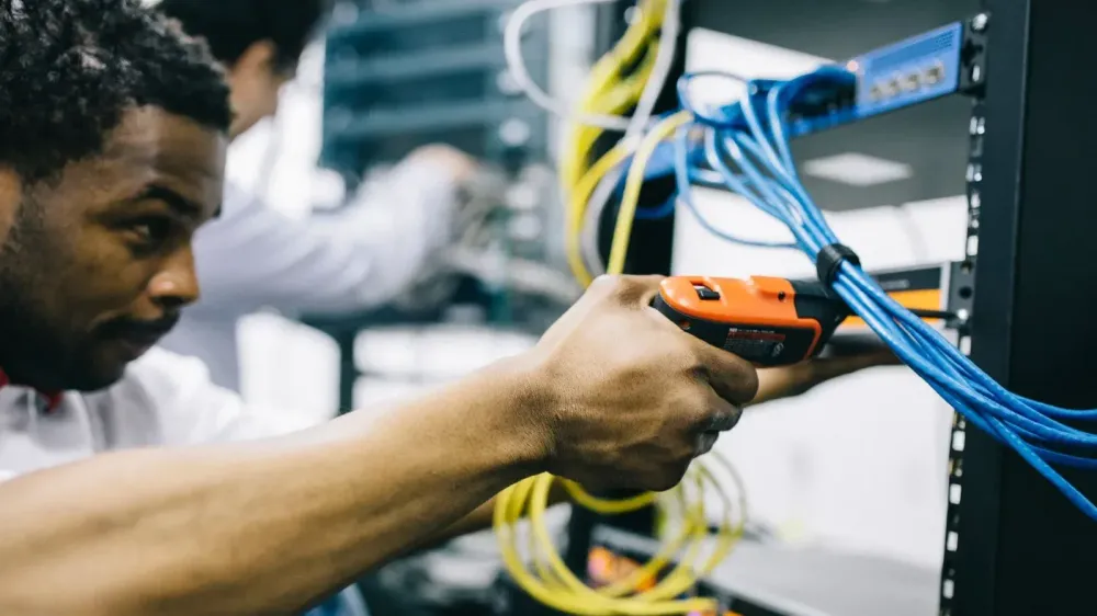Indeed: puestos de instalación y mantenimiento en centros de datos ofrecen 42% más por hora imagen del post