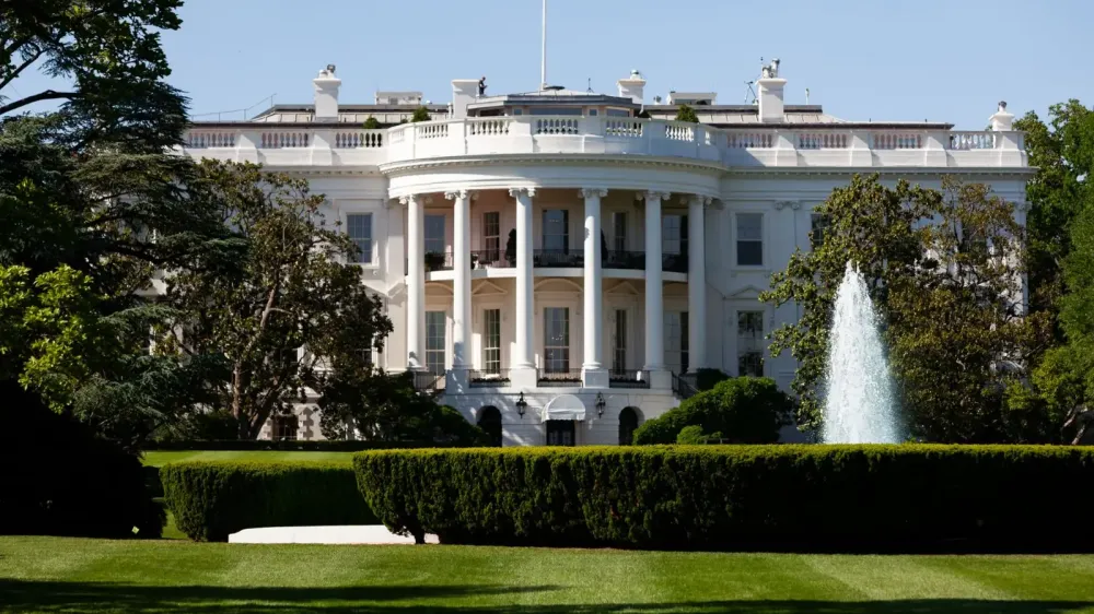 Jensen Huang cuestionó las alertas de Dario Amodei sobre IA en la Casa Blanca, según WSJ imagen del post