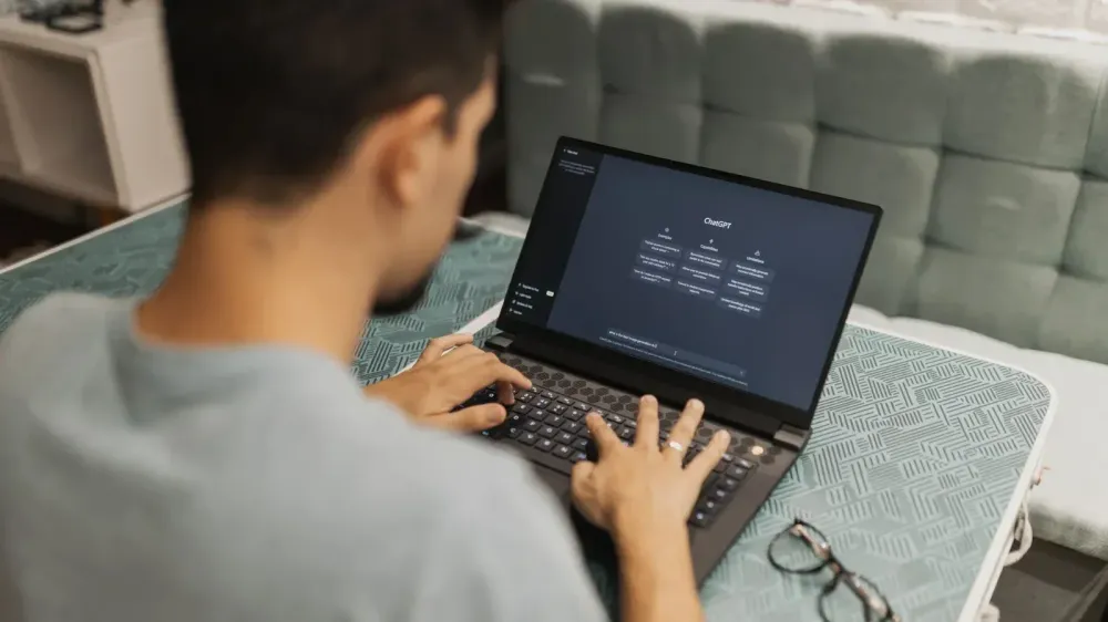Microsoft rehace Copilot: una sola app con chat, código y agentes que tienen su propio correo imagen del post