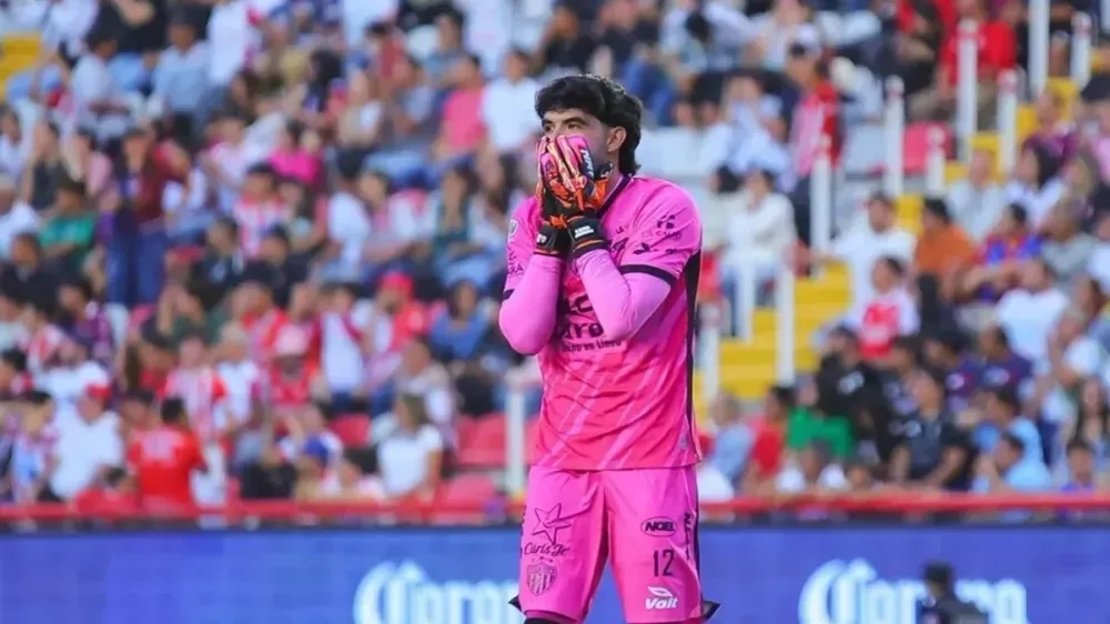 Necaxa reacciona y sanciona a su portero Luis Jiménez por insultar a su afición imagen del post