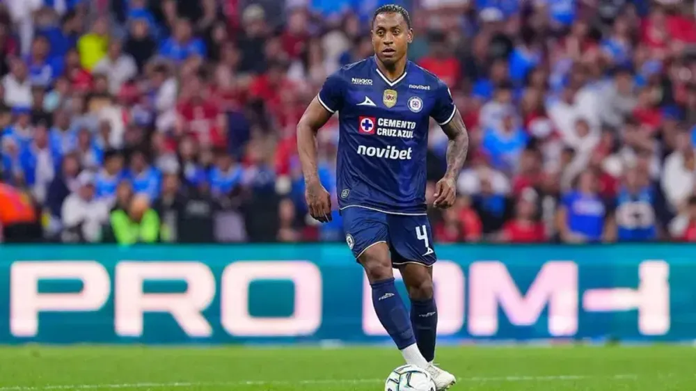 No habrá sanción contra Willer Ditta: El jugador de Cruz Azul empujó al árbitro asistente imagen del post