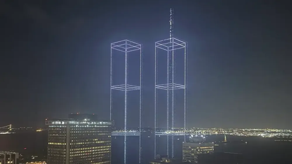 Recrean la estructura de las Torres Gemelas con 2 mil 977 drones: Uno por cada víctima del 9/11 imagen del post