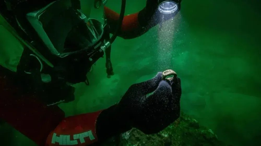 Arqueólogos submarinos logran recuperar el único anillo conocido con el Faro de Alejandría grabado imagen del post