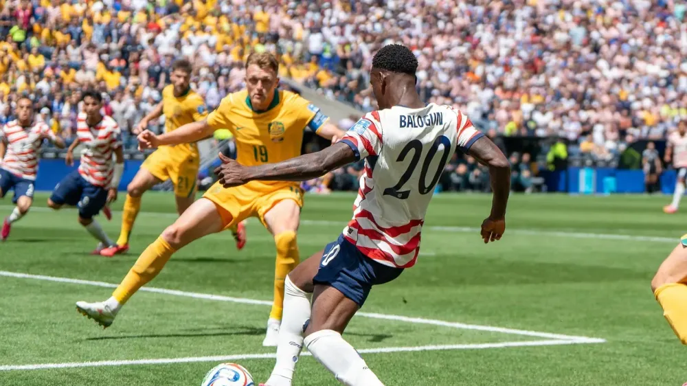 Con 10, Estados Unidos vence 2-0 a Bosnia-Herzegovina y avanza a 8vos de Final imagen del post