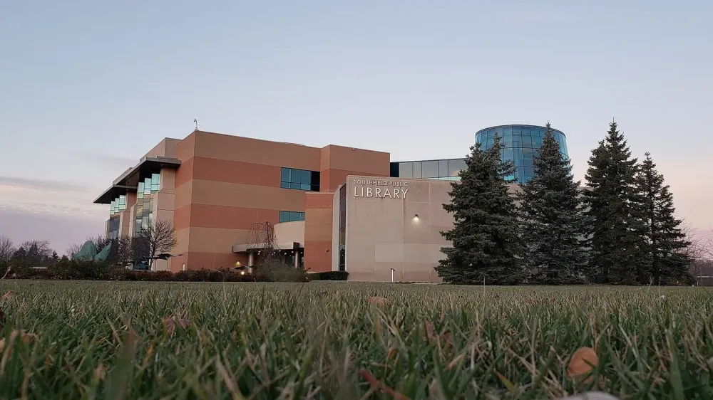Detienen a un hombre por presunto exhibicionismo en una biblioteca de Southfield imagen del post
