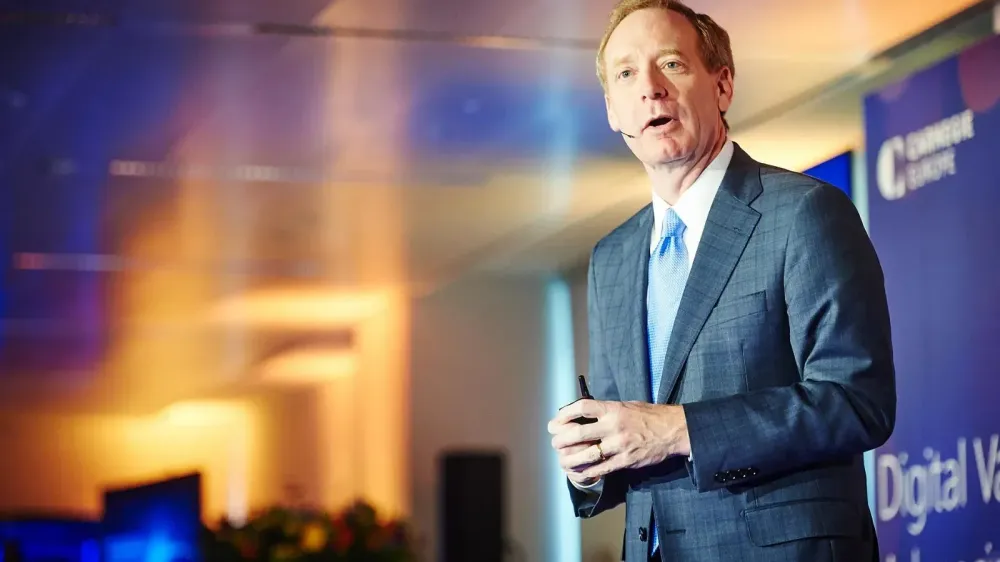 EE. UU. regula la IA sin reglas claras, advierte Brad Smith, de Microsoft imagen del post