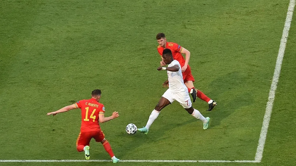 Embolo, expulsado por la nueva regla del VAR que dejó a Suiza con diez ante Argentina imagen del post