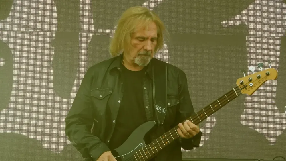 Geezer Butler toca "War Pigs" con Jack Black y su banda Jack Sabbath imagen del post