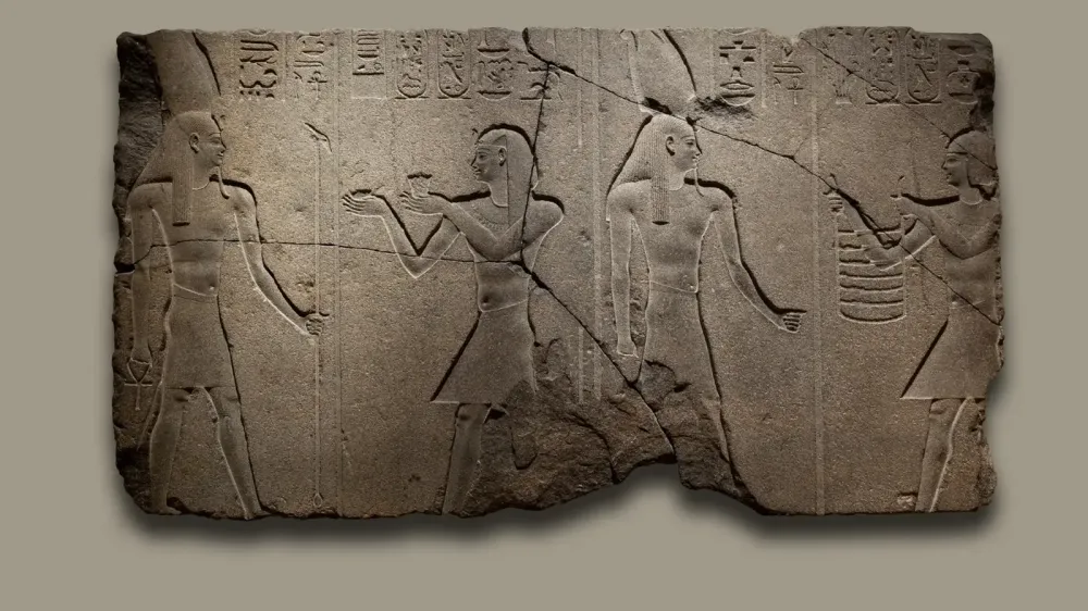 Hallan una cabeza colosal de Ramsés II y restos de otra estatua real en Egipto imagen del post