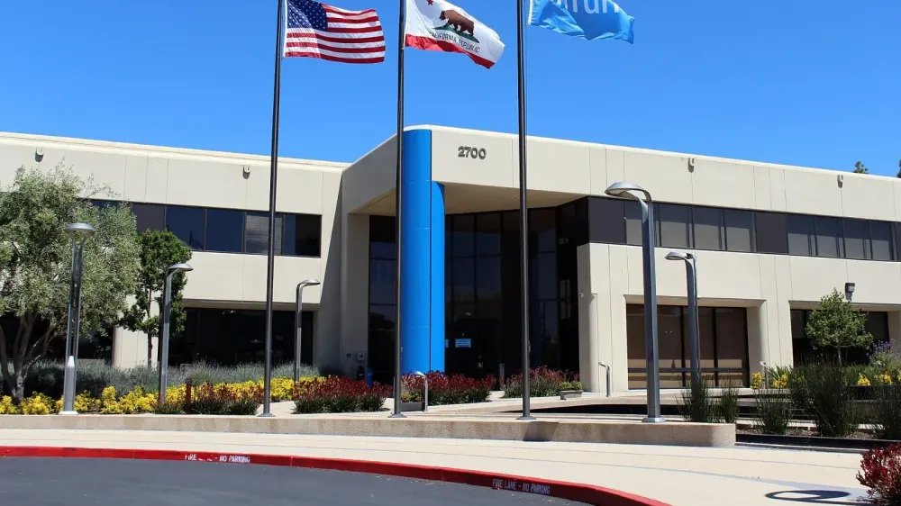 Intuit recortará 3,000 empleos y acelera su apuesta por IA con OpenAI y Anthropic imagen del post