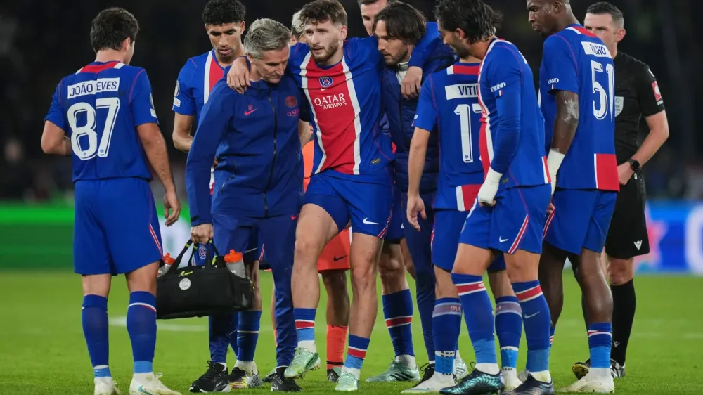 Khvicha Kvaratskhelia fuera el resto de la temporada: Sufrió rotura del ligamento cruzado contra Barcelona imagen del post