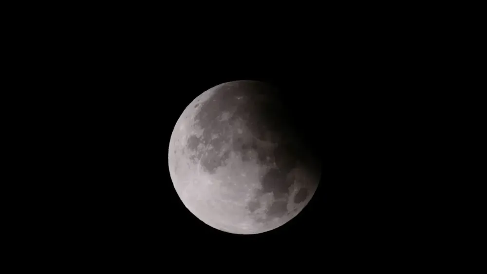 La NASA confirma cinco impactos lunares vistos por la tripulación de Artemis II imagen del post