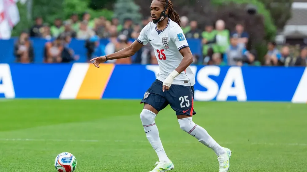 La roja de Quansah en el Azteca le abrió a Djed Spence la puerta a 35 millones imagen del post