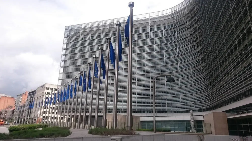 La UE investiga a OpenAI y Anthropic por ataques de agentes de IA imagen del post